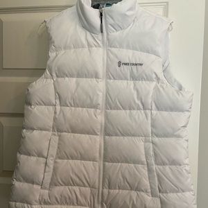 Women’s white puff vest in great condition size large